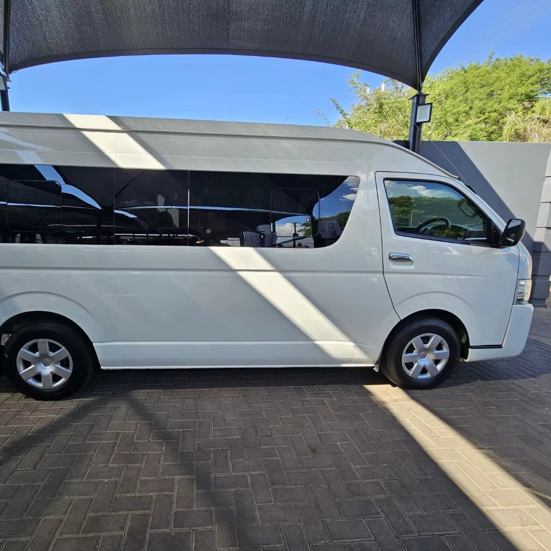 2017-2023 Toyota HiAce 2.5D-4D 14-Seater Bus 2.5L I4 Turbo Diesel Engine 5-Speed Manual & 4-Speed Automatic 4-Door Car